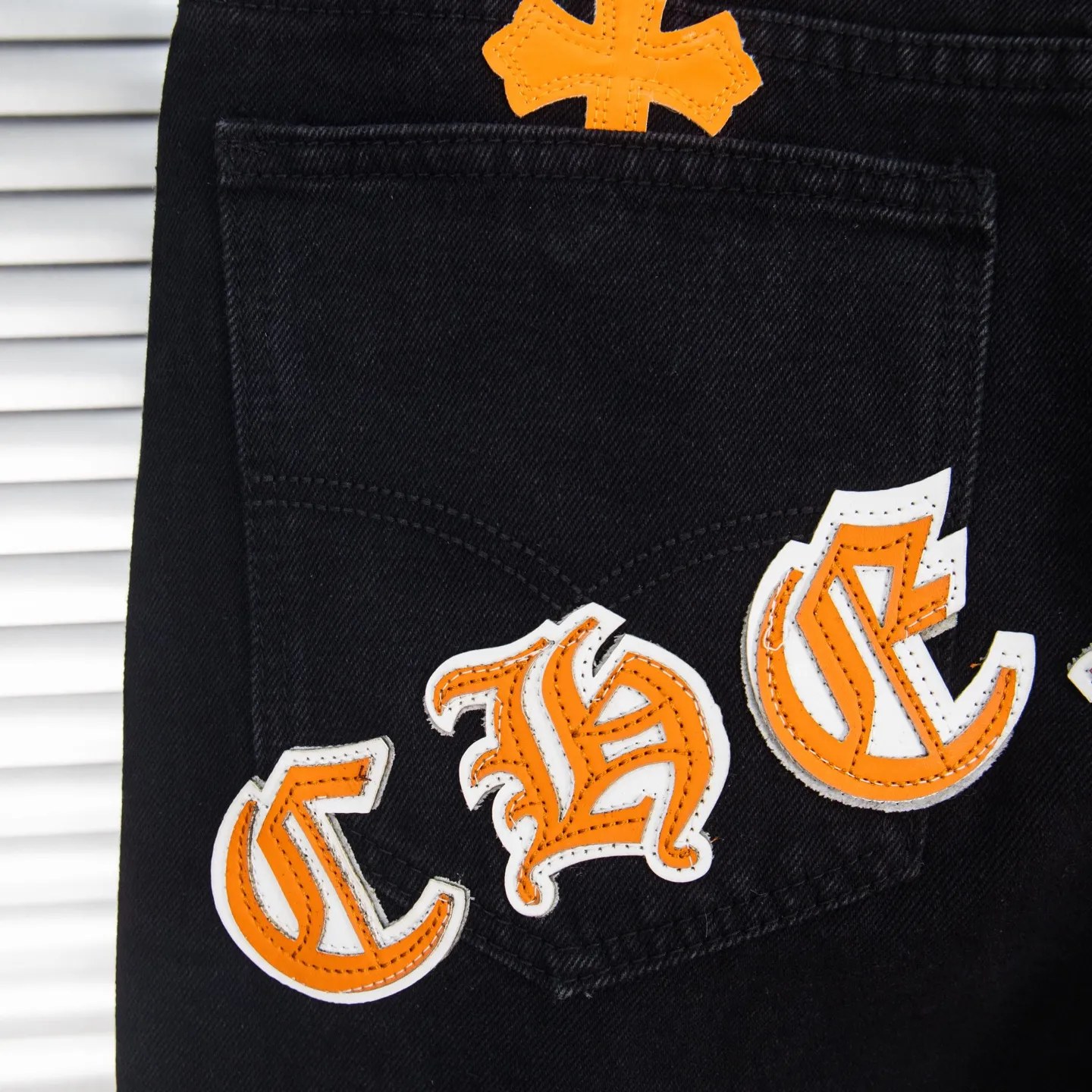 P260 Chrome Hearts Black Pants Sanskrit Yellow and White Patch Leather Jeans CH jeans need to be washed before being dismantled and then hand-stitched with sheepskin cross leather and then spliced ​​together. The whole piece has too many craftsmanship to explain. The patches are decorated with cross patterns and the high-waisted washed jeans! ! Absolutely high-end luxury products, god-level single products and super popular products, made with top heavy industry, a must-see magic weapon. Customized hardware. The fabric is thick and soft after washing. It has good breathability. Customized small leather label. Unique design. The details are simple and elegant, and the workmanship is exquisite. The entire trousers are neatly routed and the details are in place! It’s so cool that both men and women can easily control the genderless trend! Style number: 1874# Color: black Size: 28 30 32 34